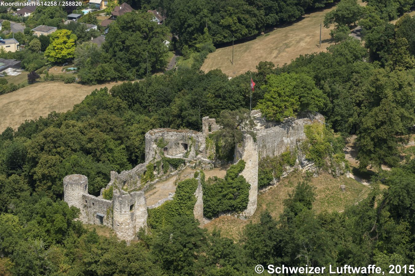 Ruine Dorneck Dornach, Blickrichtung Westen zu einem Dorfteil von Dornach